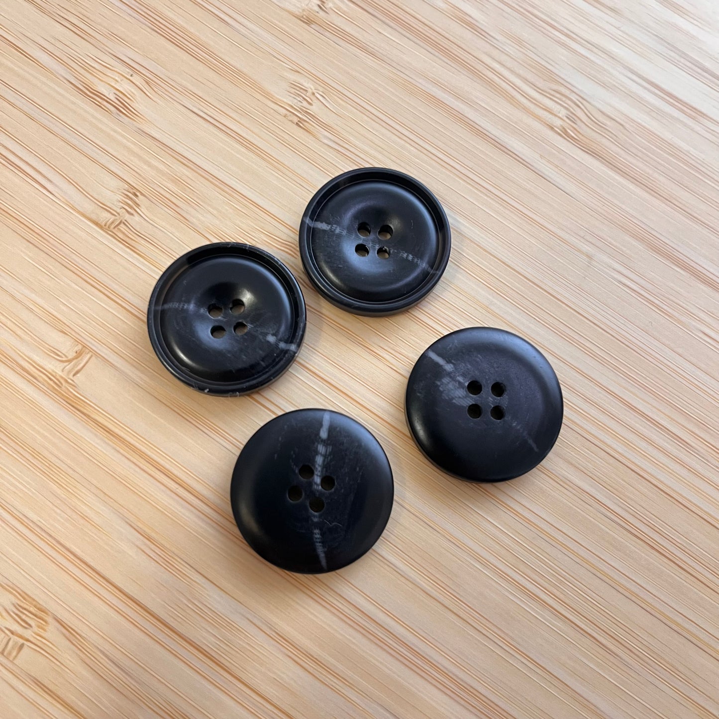 Boutons en résine noir tachetés bombés - 2,5 cm (à l’unité)