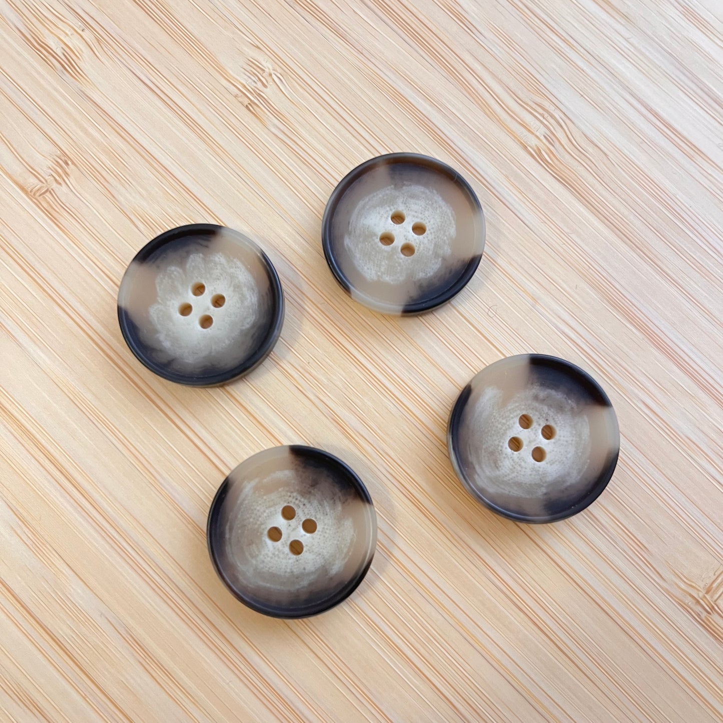 Boutons en résine beige et marron mate - 2,5 cm (à l’unité)