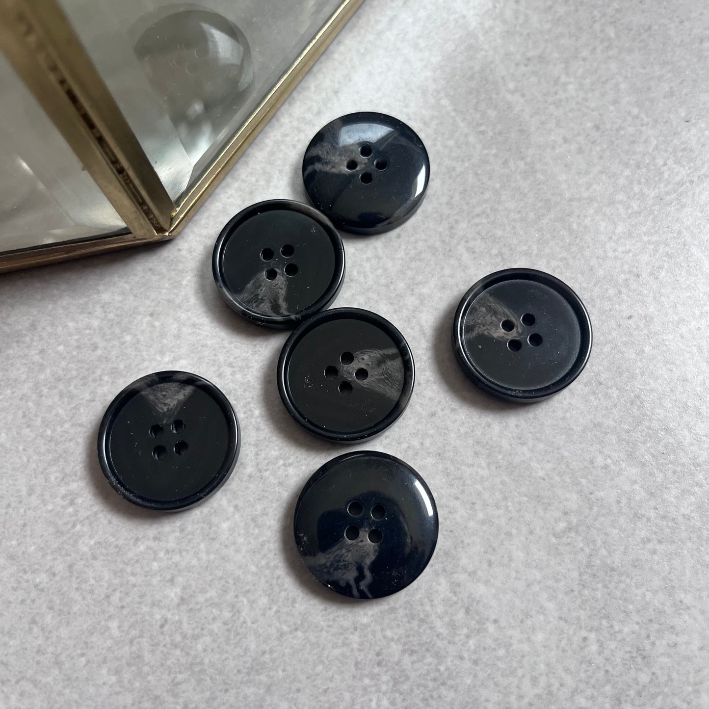 Boutons en résine noir tachetés plats - 2,5 cm (à l’unité)