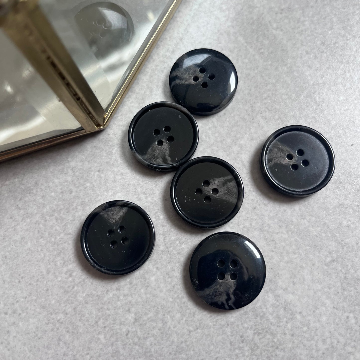 Boutons en résine noir tachetés plats - 2,5 cm (à l’unité)
