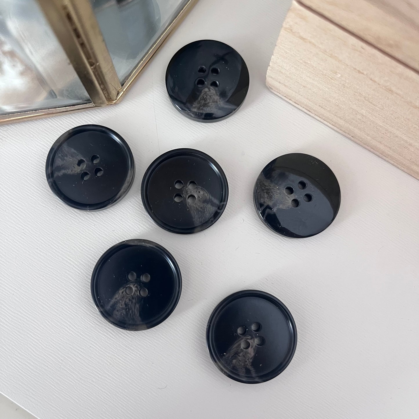 Boutons en résine noir tachetés plats - 2,5 cm (à l’unité)