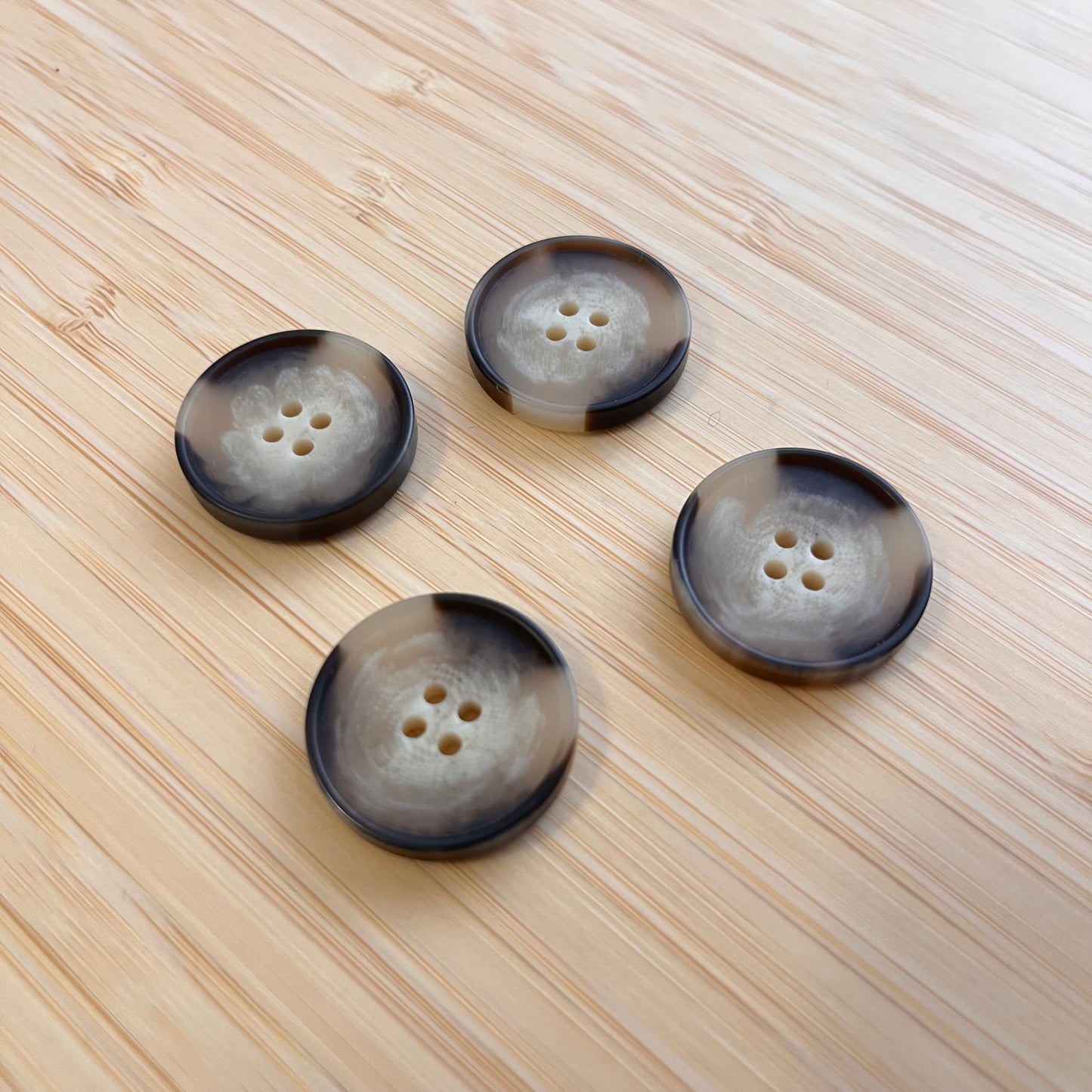 Boutons en résine beige et marron mate - 2,5 cm (à l’unité)
