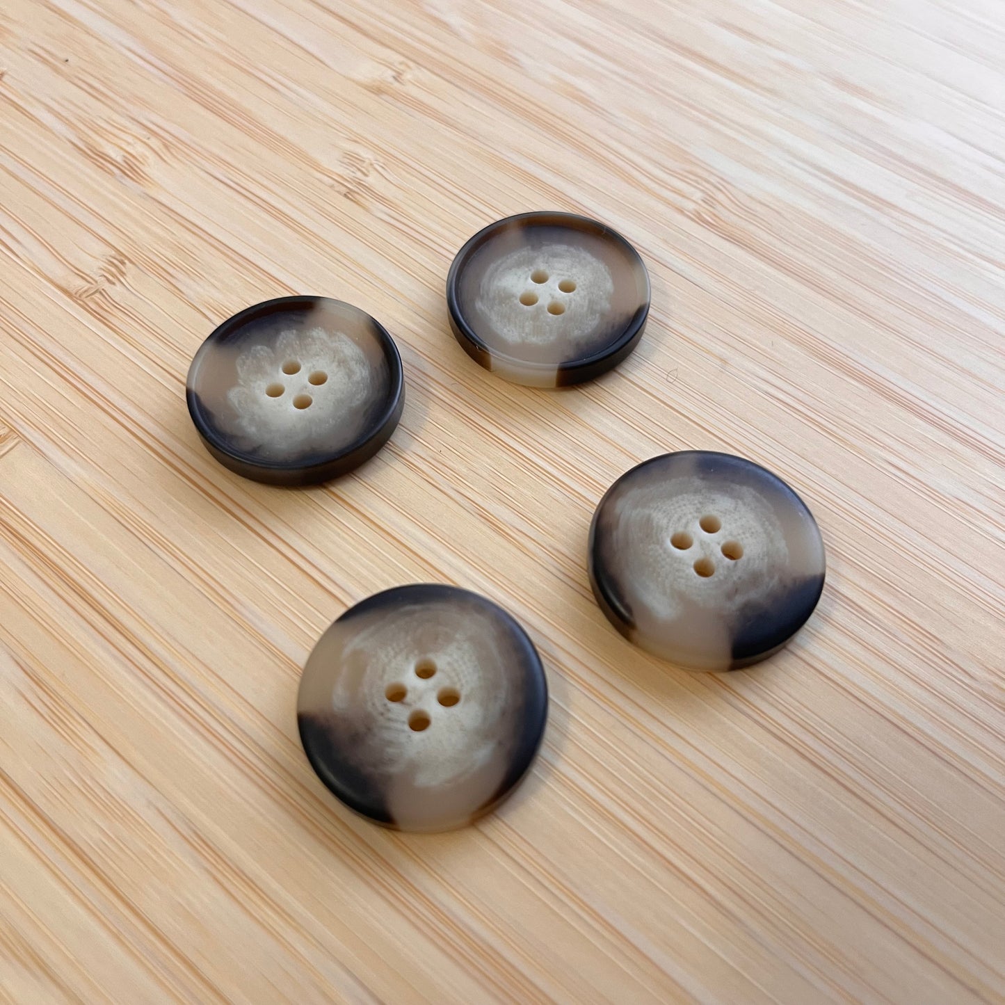 Boutons en résine beige et marron mate - 2,5 cm (à l’unité)