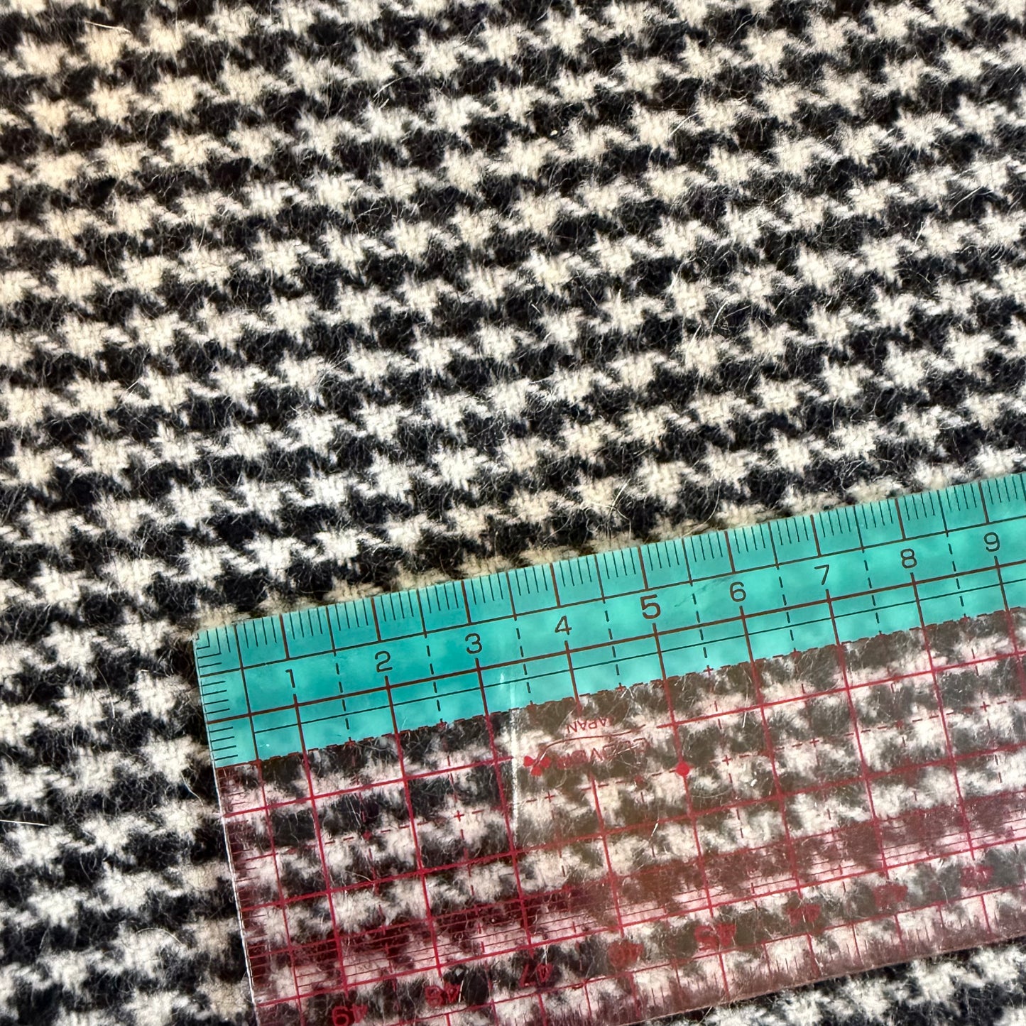 Tissu - Lainage pied de poule noir et blanc (coupon de 2,2 m)