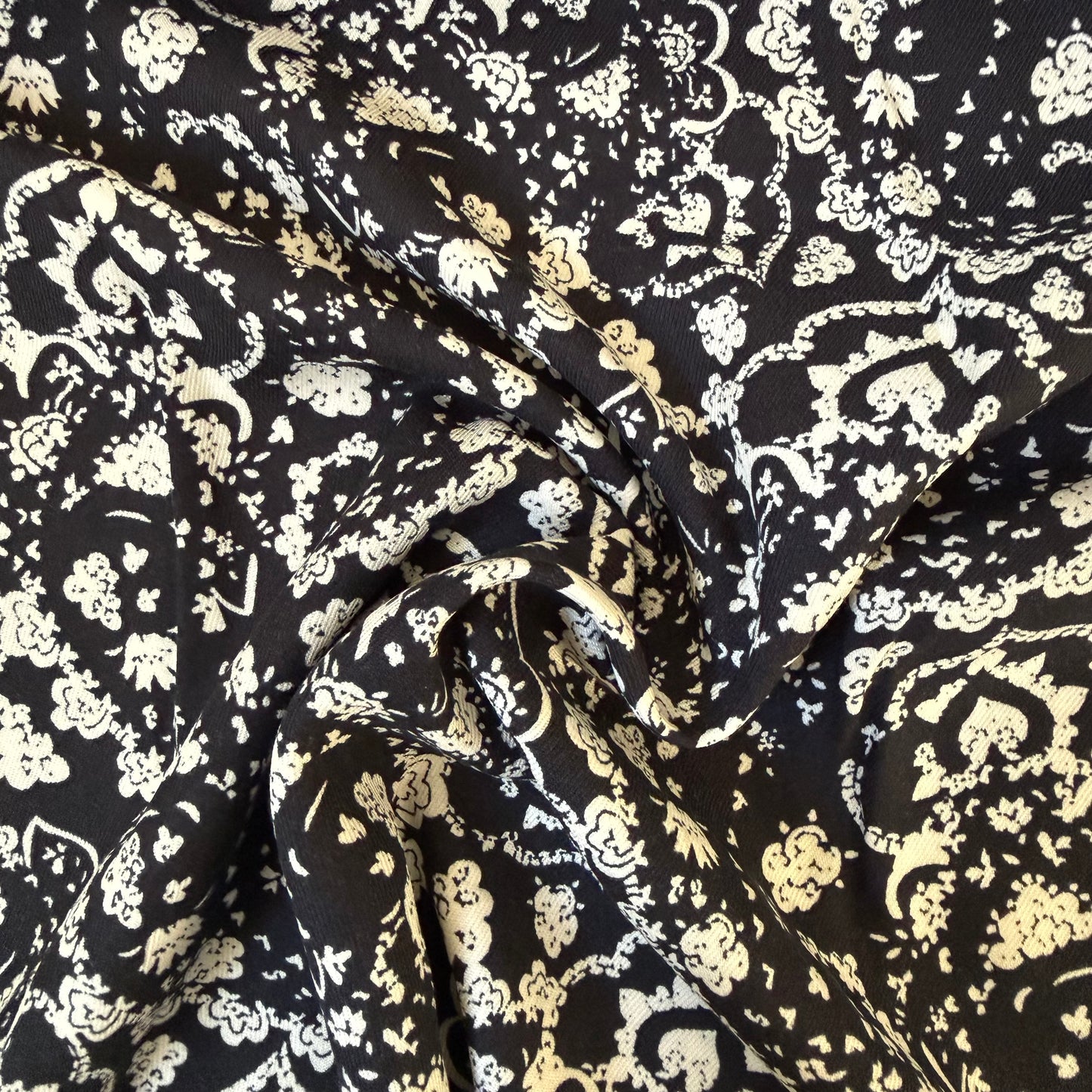 Tissu - Twill de viscose Paisley blanc et noir (par 10 cm)