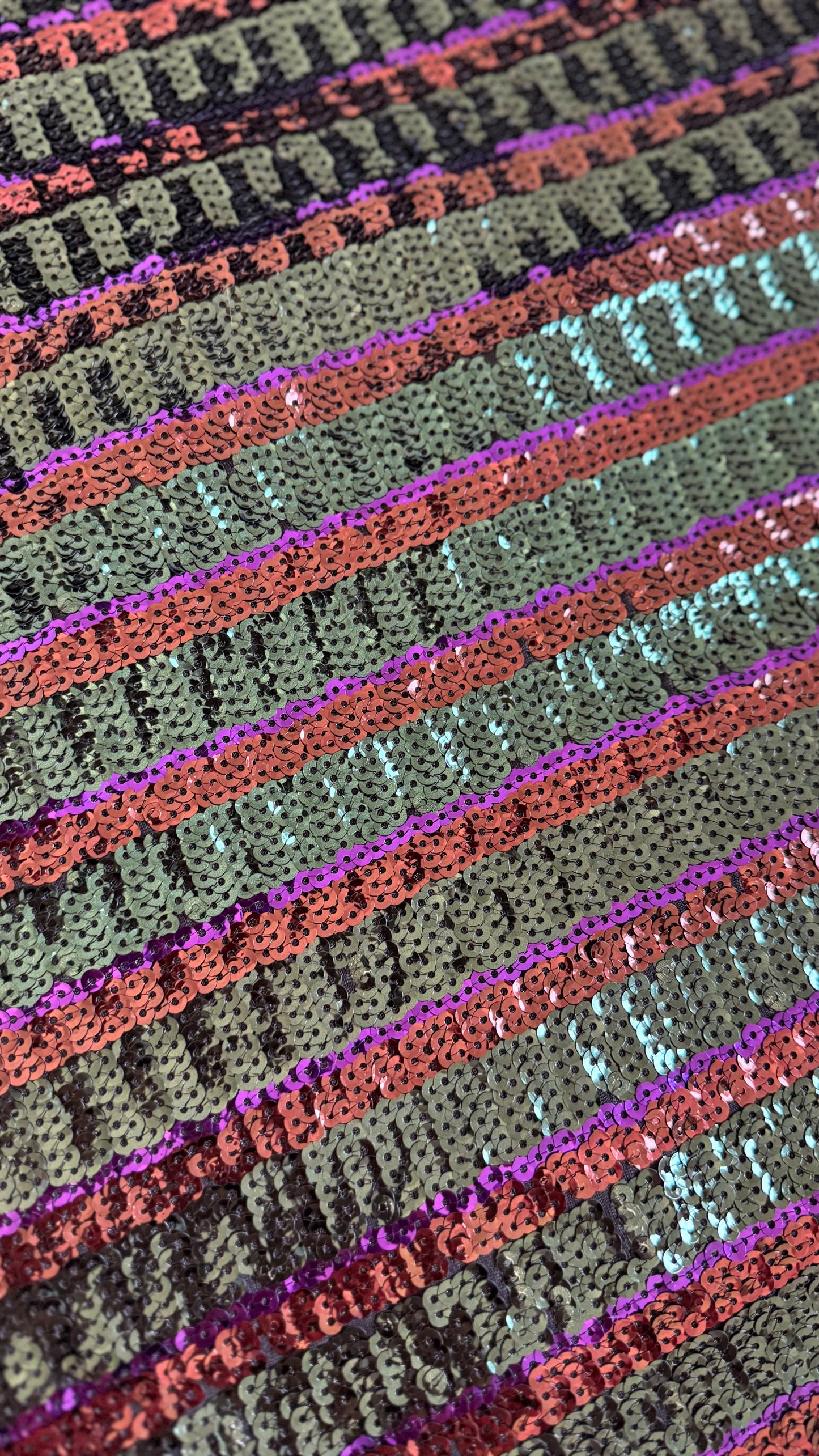 Tissu sequins multicolores Vert - Violet - Terracotta (par 10 cm)
