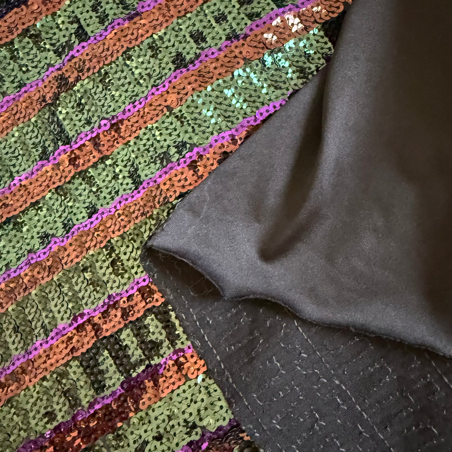 Tissu sequins multicolores Vert - Violet - Terracotta (par 10 cm)