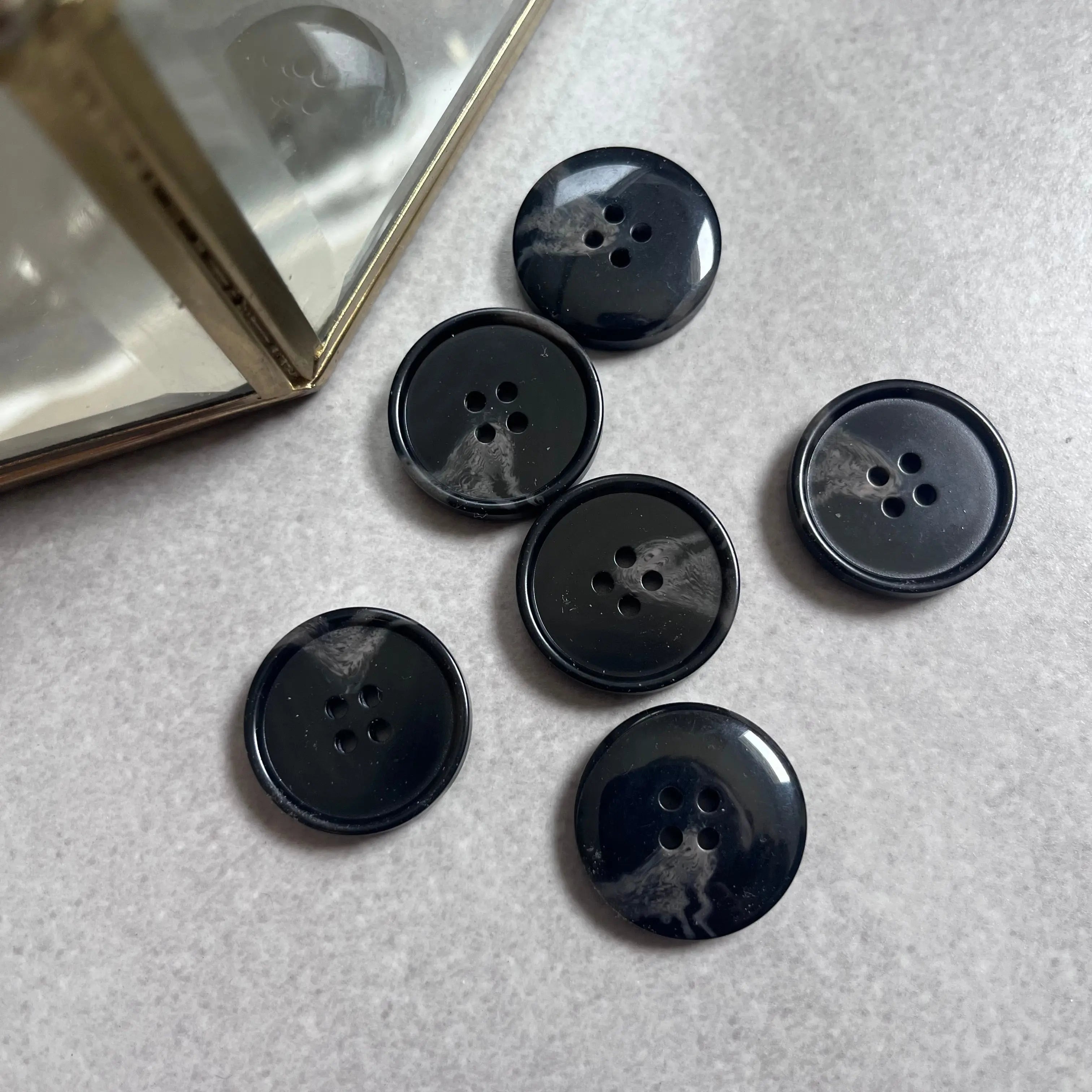 Boutons en résine noir tachetés plats - 2,5 cm (à l’unité) - Ma Petite Fabrique - Patrons de couture