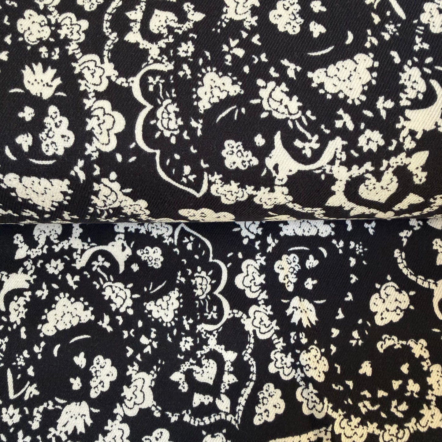 Tissu - Twill de viscose Paisley blanc et noir (par 10 cm)