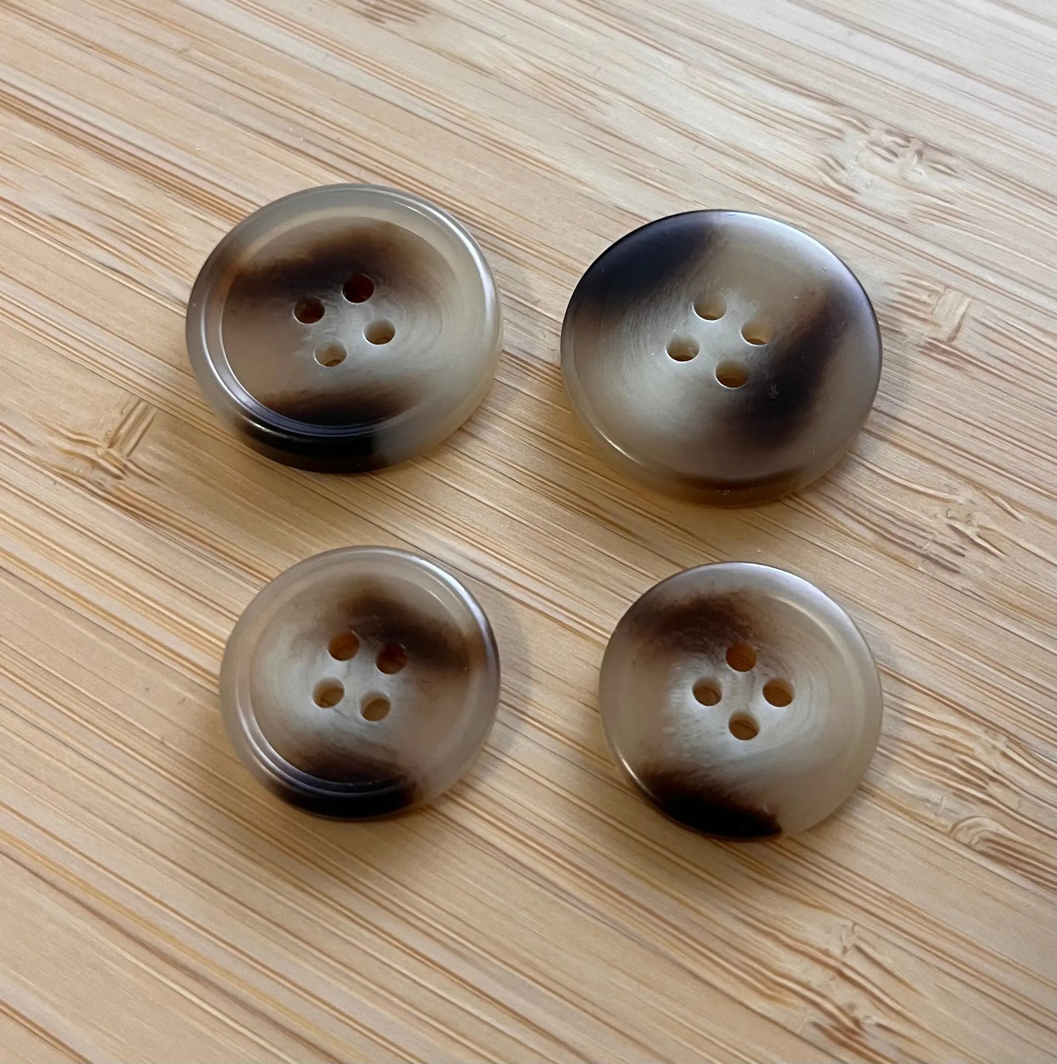Boutons en résine marbrés beige et marron - 2,5 ou 2 cm (à l’unité) - Ma Petite Fabrique - Patrons de couture