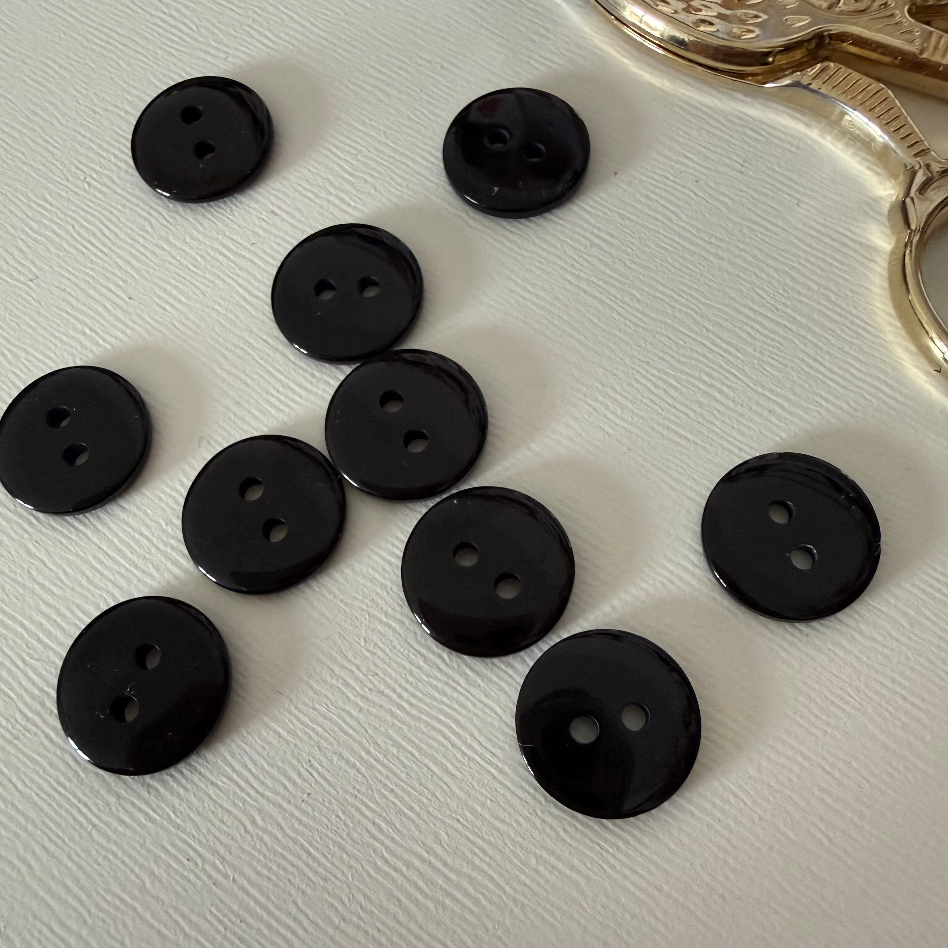 Boutons en résine noir 1,2 cm (à l’unité) - Ma Petite Fabrique - Patrons de couture