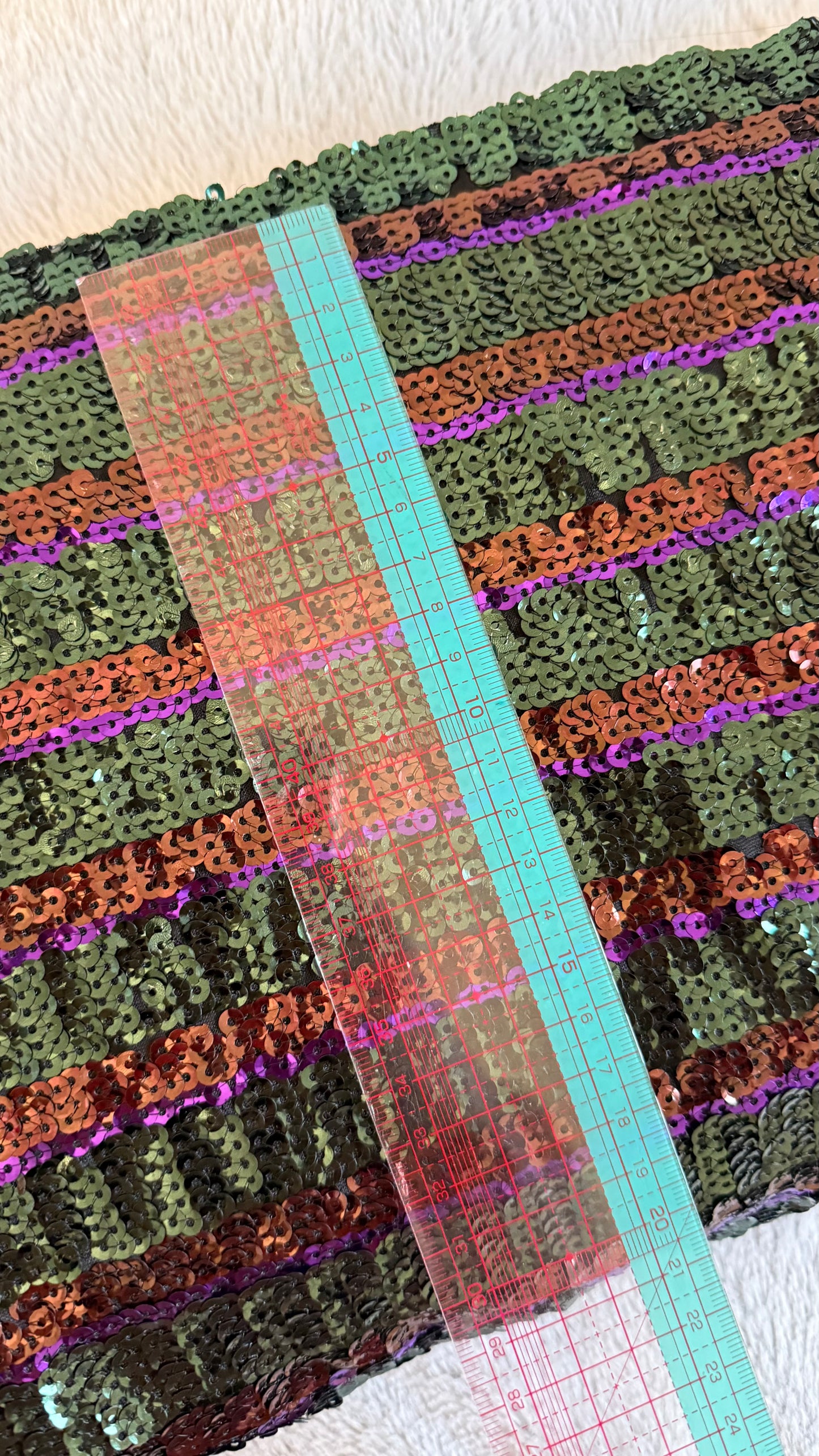 Tissu sequins multicolores Vert - Violet - Terracotta (par 10 cm)