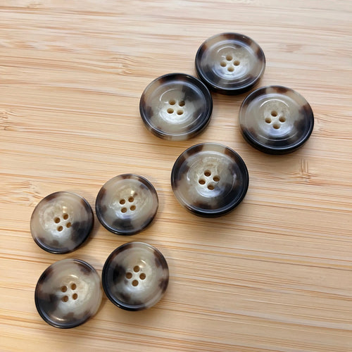 Boutons en résine tachetés beige et marron - 2,5 ou 2 cm (à l’unité) - Ma Petite Fabrique - Patrons de couture