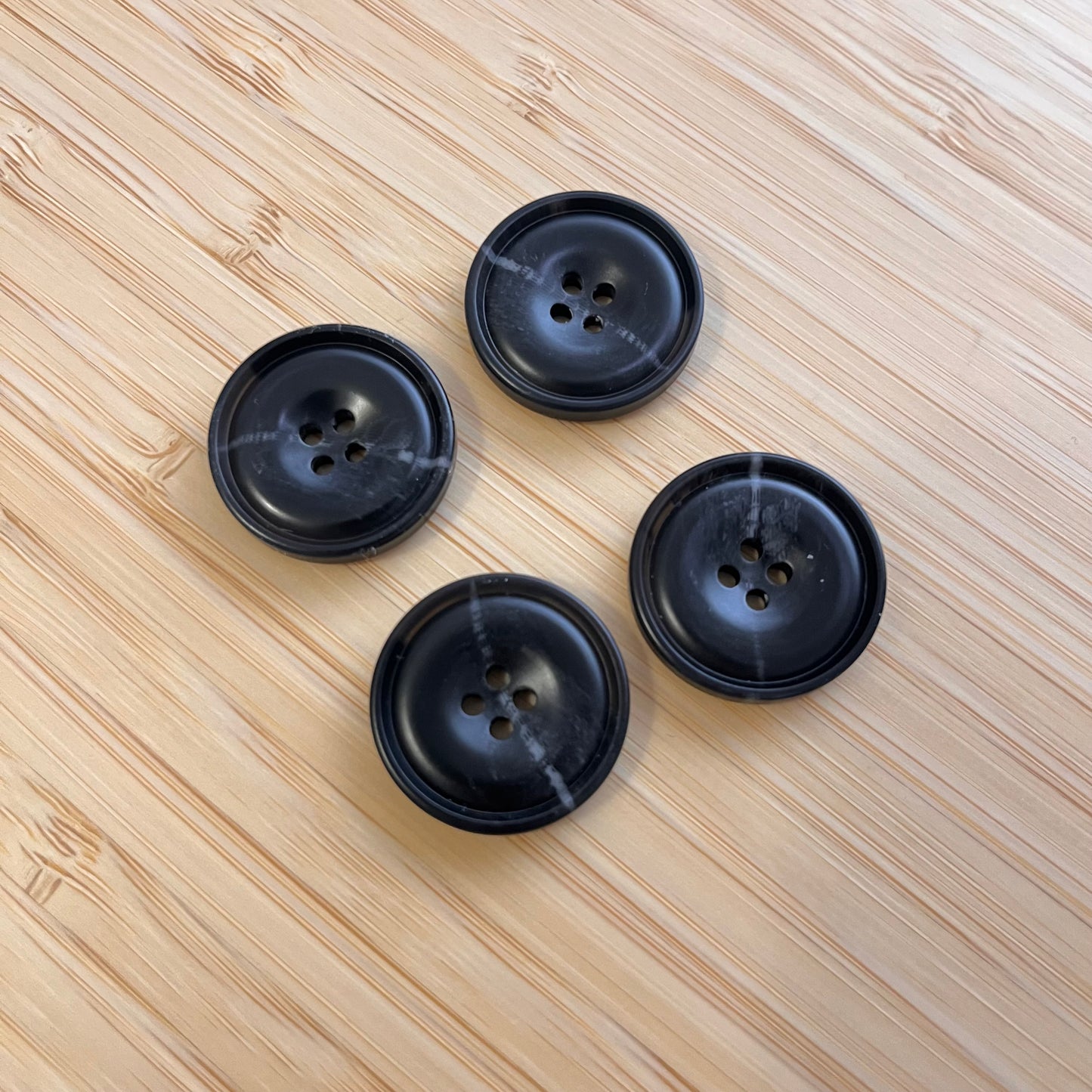 Boutons en résine noir tachetés bombés - 2,5 cm (à l’unité)