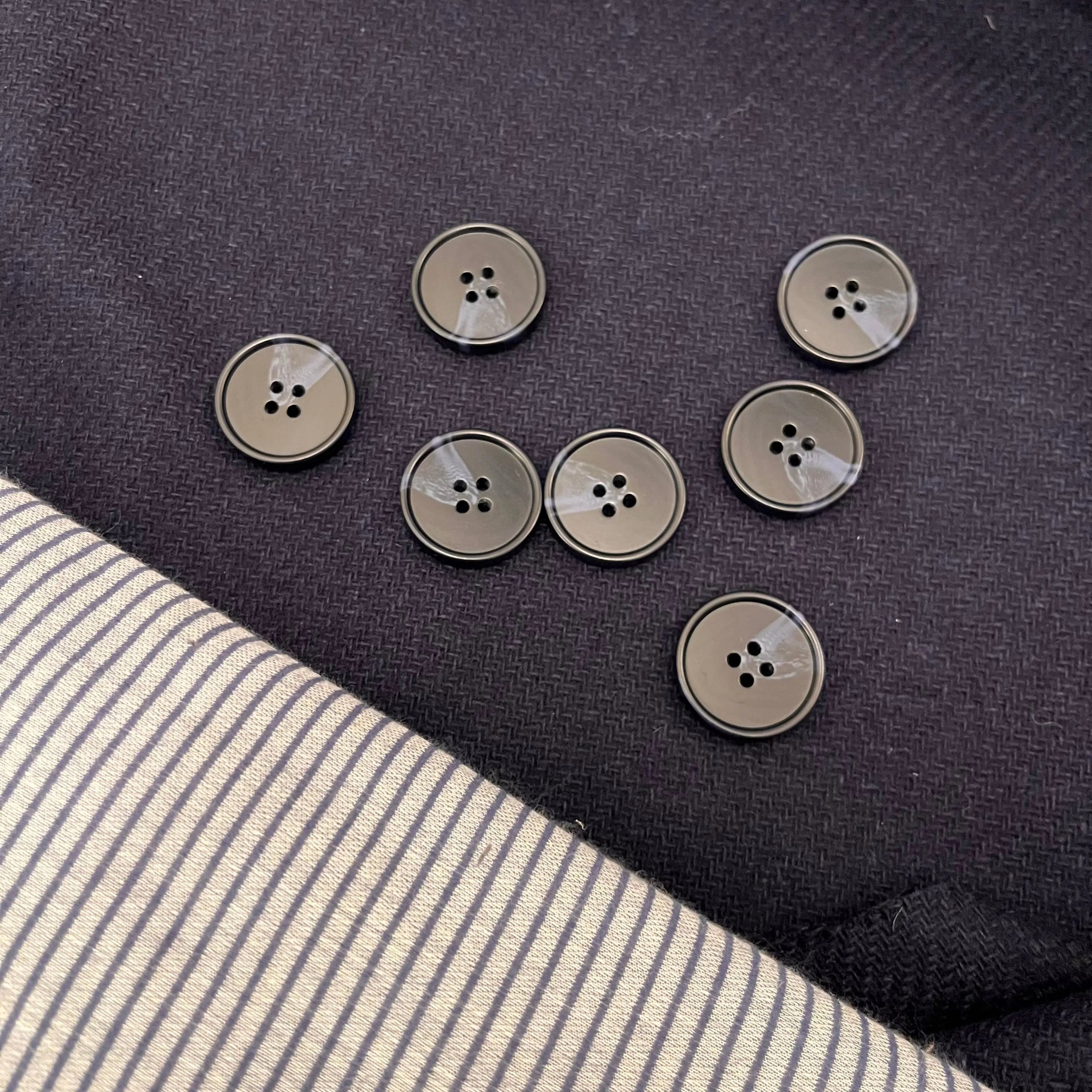 Boutons en résine bleus - 2,5 cm (à l’unité) - Ma Petite Fabrique - Patrons de couture